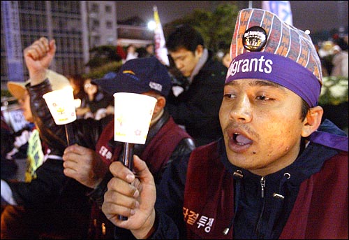 강제추방저지·미등록이주노동자 전면 합법화 및 재외동포법 개정을 요구하며 농성을 벌이고 있는 이주노동자들이 지난해 11월 29일 저녁 명동성당 들머리에서 달리는 지하철에 몸을 던진 다르카씨 등 고인이 된 동료들의 명복을 빌며 한국정부의 대안 제시를 촉구하고 있다. 